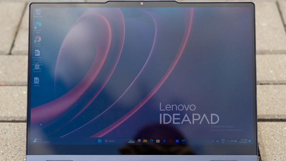 pohled na displej notebooku IdeaPad 5 Flex 2-in-1 14IRU9, na kterém je plocha systému Windows s pozadím Lenovo IdeaPad