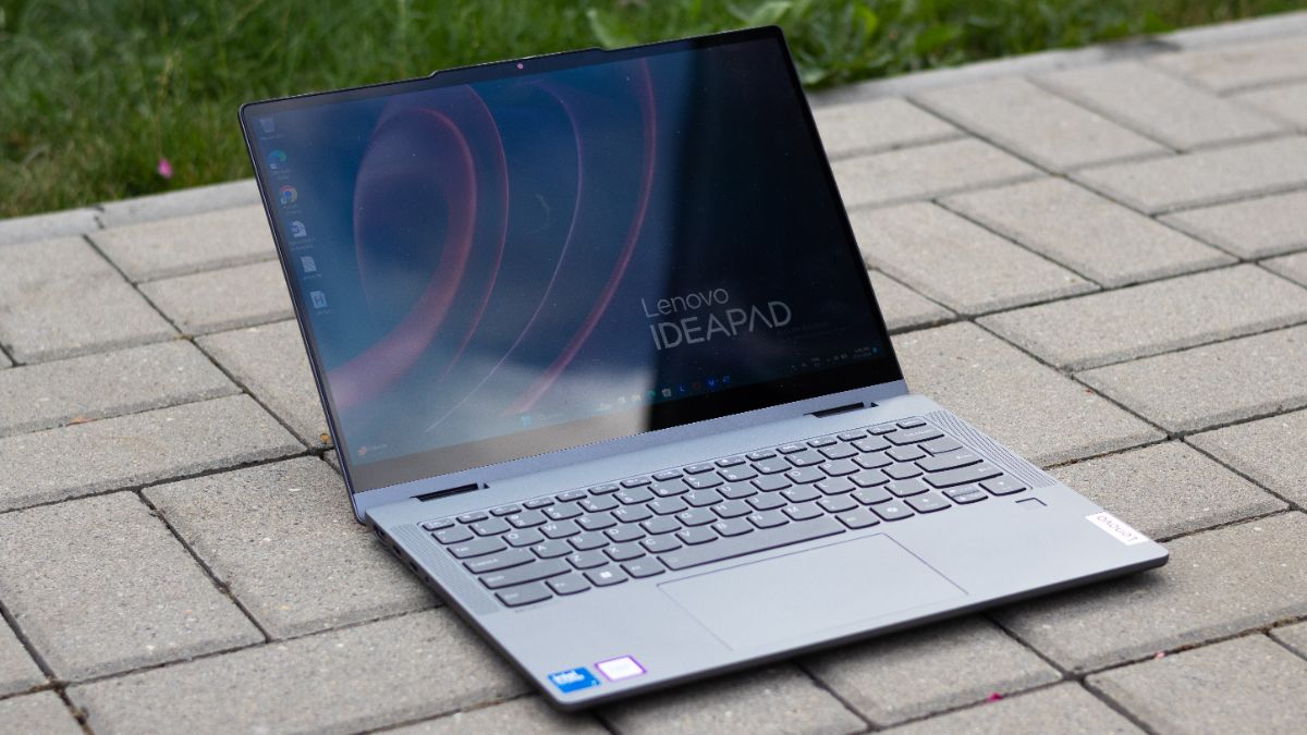 pohled zleva na notebook IdeaPad 5 Flex 2-in-1 14IRU9 položený na dlažbě 